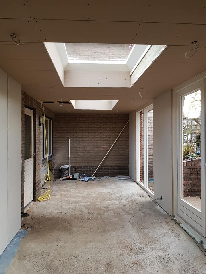 Ruime uitbouw met lichtkoepel